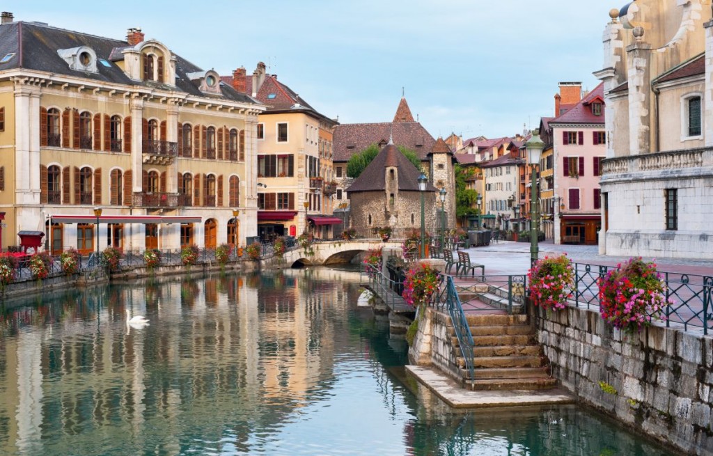 credits. Annecy by Segiyn/can stock photo